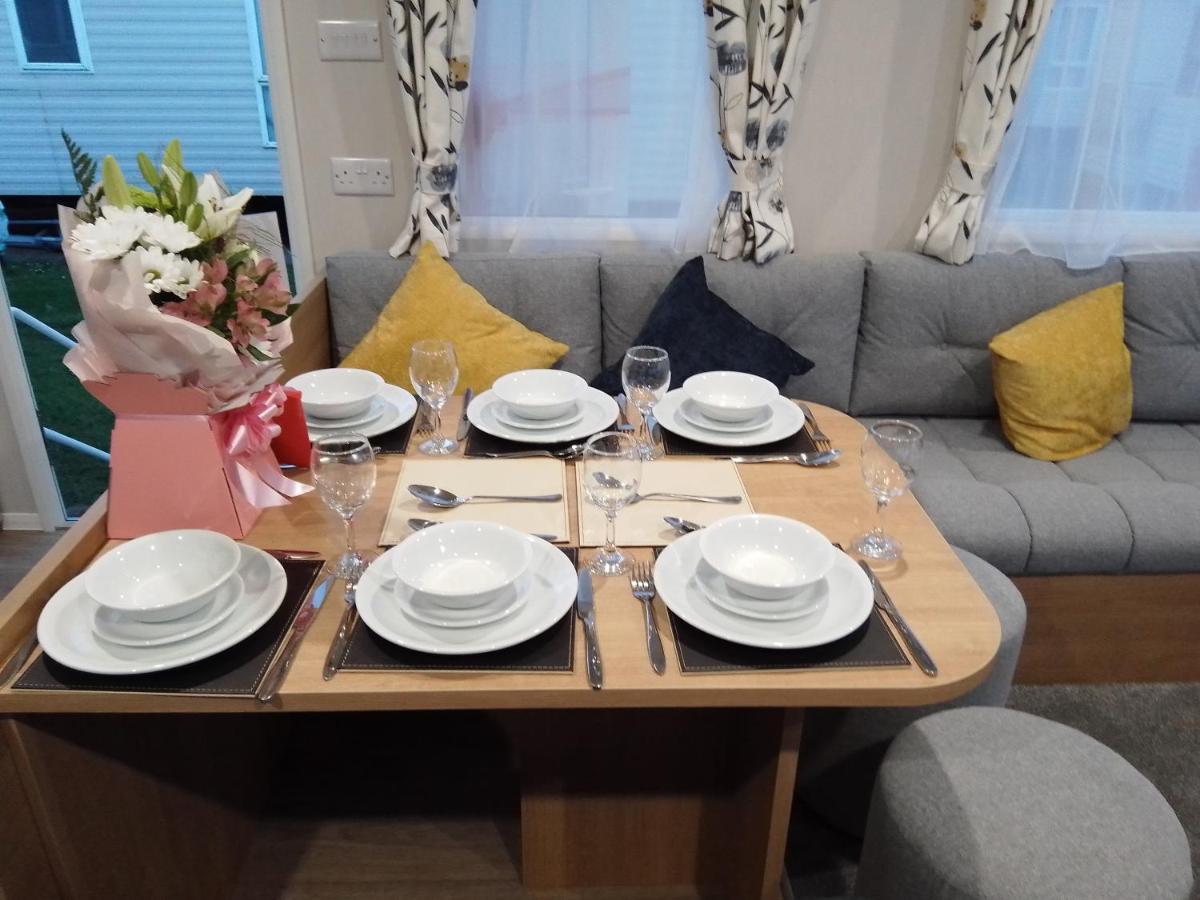 3 Bed ,Sleeps 8 Caravan California Cliffs Holiday Park Scratby Buitenkant foto